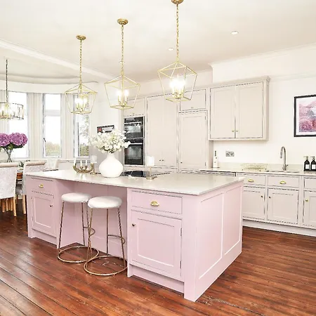 Apartment Beautiful & Luxury Overlooking The Stray *