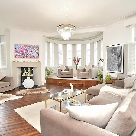 Beautiful & Luxury Overlooking The Stray
