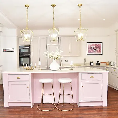 Beautiful & Luxury Overlooking The Stray Apartment