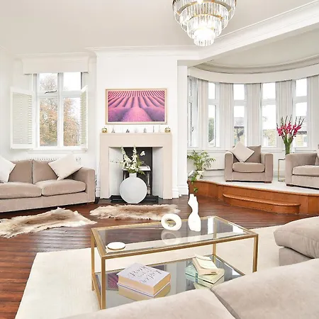 Apartment Beautiful & Luxury Overlooking The Stray *