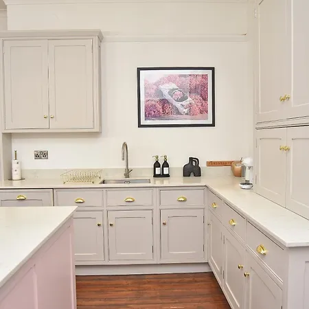 Beautiful & Luxury Overlooking The Stray Apartment *